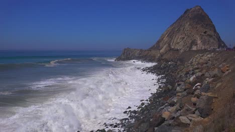 Große-Wellen-Krachen-An-Einem-Kalifornischen-Strand-In-Der-Nähe-Von-Malibu-1