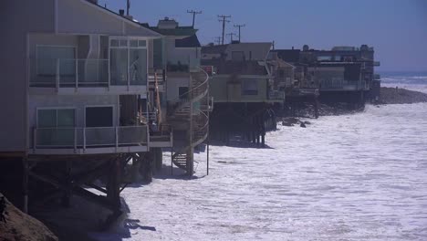 Große-Wellen-Schlagen-An-Einem-Strand-In-Südkalifornien-In-Der-Nähe-Von-Malibu-Zusammen-Und-Gefährden-Häuser-Und-Bewohner-1