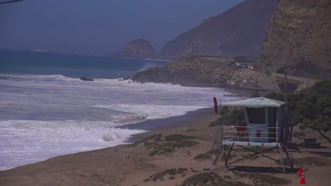 Eine-Rettungsschwimmerstation-An-Der-Küste-Von-Malibu-Während-Einer-Großen-Sturmflut