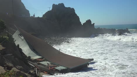 A-house-along-the-Malibu-coastline-collapses-into-the-sea-after-a-major-storm-surge-7