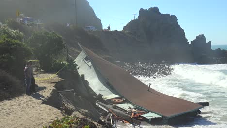 A-house-along-the-Malibu-coastline-collapses-into-the-sea-after-a-major-storm-surge-8
