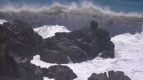 Ocean-wavs-crash-on-the-shore-during-a-storm-surge-in-Southern-California