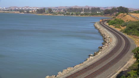 Un-Tren-De-Mercancías-En-Movimiento-Rápido-Pasa-A-Lo-Largo-De-Una-Costa-En-El-área-De-La-Bahía-De-California