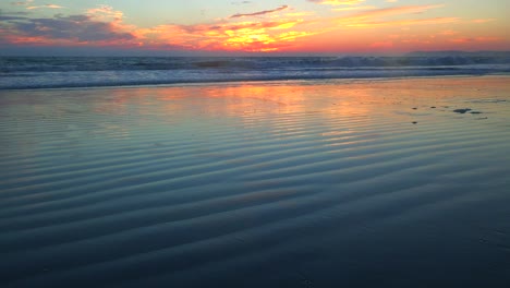 Wellen-Rollen-Bei-Sonnenuntergang-Entlang-Einer-Wunderschönen-Ozeanküste