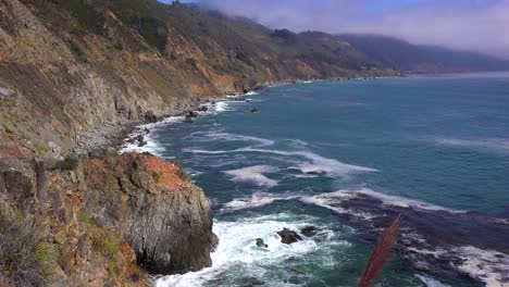 Un-Alto-ángulo-De-Vista-De-La-Escarpada-Costa-A-Lo-Largo-De-La-Autopista-Uno-De-California