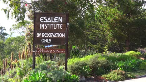 Establishing-shot-of-the-Esalen-Institute-in-Big-Sur-California