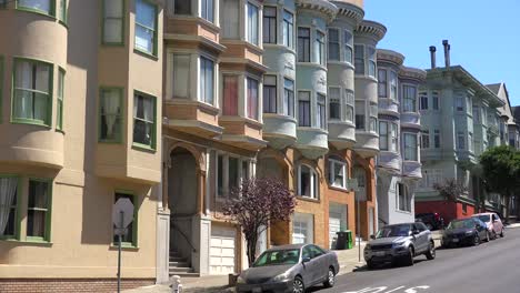 Old-Victorian-houses-line-the-streets-of-San-Francisco