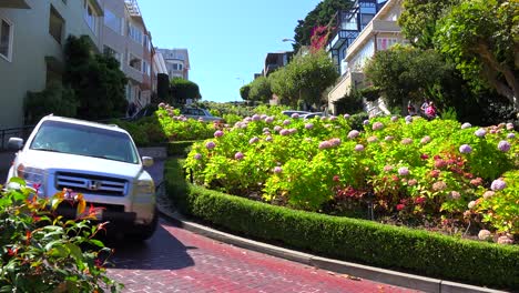 Cars-drive-down-Lombard-Street-in-San-Francisco-America's-windiest-street