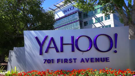 Establishing-shot-of-Yahoo-Headquarters-in-Sunnyvale-California-3