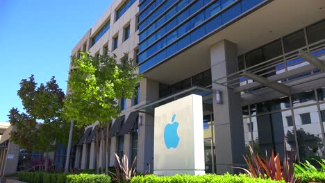 Establishing-shot-of-Apple-Headquarters-in-Cupertino-California