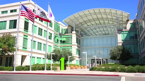 Eröffnungsaufnahme-Des-Apple-Hauptquartiers-In-Cupertino,-Kalifornien-1