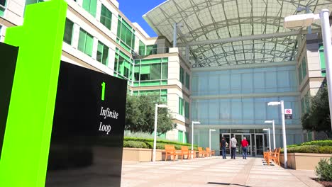 Eröffnungsaufnahme-Des-Apple-Hauptquartiers-In-Cupertino,-Kalifornien-2