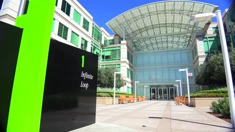 Eröffnungsaufnahme-Des-Apple-Hauptquartiers-In-Cupertino,-Kalifornien-3