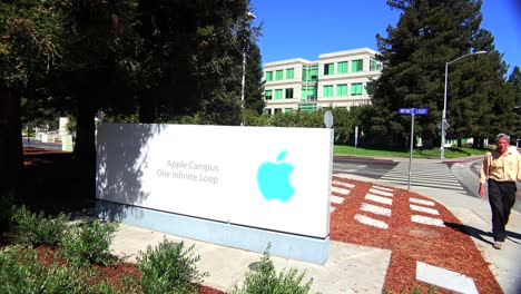 People-walk-outside-Apple-Headquarters-in-Cupertino-California