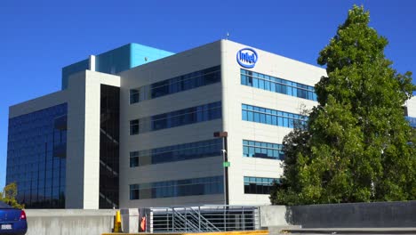 Establishing-shot-of-Intel-Headquarters-in-silicon-valley-california