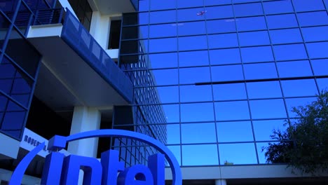 Eröffnungsaufnahme-Des-Intel-Hauptquartiers-In-Silicon-Valley,-Kalifornien-2