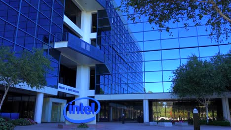 Eröffnungsaufnahme-Des-Intel-Hauptquartiers-In-Silicon-Valley,-Kalifornien-4