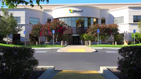 Establishing-shot-of-Microsoft-Headquarters-in-silicon-valley-california