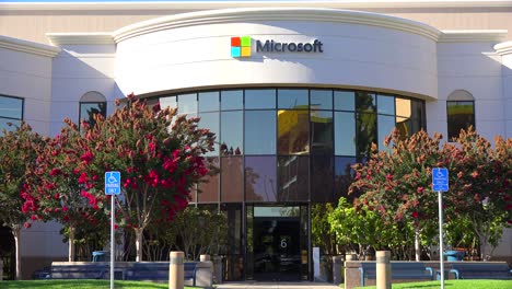 Establishing-shot-of-Microsoft-Headquarters-in-silicon-valley-california-1