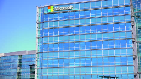 Eröffnungsaufnahme-Der-Microsoft-Zentrale-In-Silicon-Valley,-Kalifornien-3