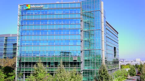 Establishing-shot-of-Microsoft-Headquarters-in-silicon-valley-california-4