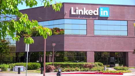 Establishing-shot-of-LinkedIn-Headquarters-in-silicon-valley-california