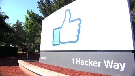Establishing-shot-of-Facebook-Headquarters-in-silicon-valley-california-1