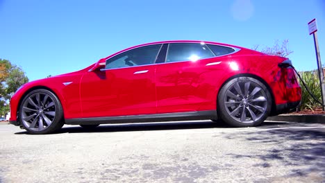 Fahrt-Entlang-Der-Seite-Eines-Tesla-Elektroautos