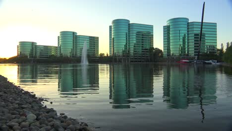 Eröffnungsaufnahme-Des-Orakel-Hauptquartiers-In-Silicon-Valley-Kalifornien-In-Goldenem-Licht-3