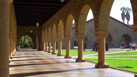 Eröffnungsaufnahme-Des-Campus-Der-Stanford-University-In-Palo-Alto-California-3