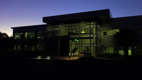 Aufnahme-Des-Äußeren-Eines-Generischen-Modernen-Bürogebäudes-Bei-Nacht