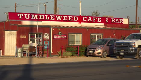 Die-Einsame-Tumbleweed-Café-Truck-Stop-Bar-Und-Das-Café-Entlang-Einer-Abgelegenen-Wüstenautobahn