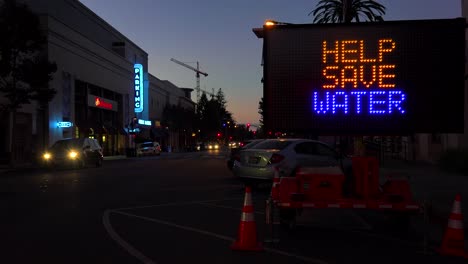 Ein-Autobahnschild-Warnt-Vor-Schwerer-Dürre-Und-Fordert-Die-Menschen-Auf,-In-Kalifornien-Beim-Wassersparen-Zu-Helfen