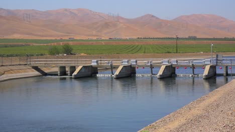 The-California-aqueduct-brings-water-to-drought-stricken-Southern-California-1