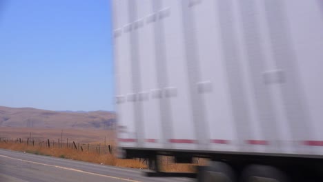 Ein-Unmarkierter-LKW-Transportiert-Fracht-Durch-Die-Wüste