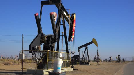 Oil-derricks-pump-crude-in-an-oilfield