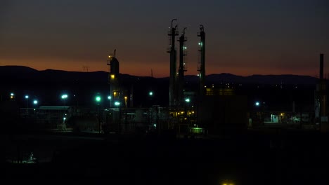 Etablierung-Von-Aufnahmen-Einer-Ölraffinerie-Bei-Nacht