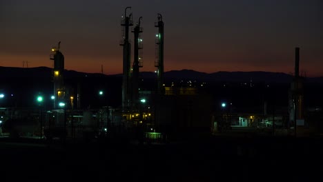 Etablierung-Von-Aufnahmen-Einer-Ölraffinerie-Bei-Nacht-2