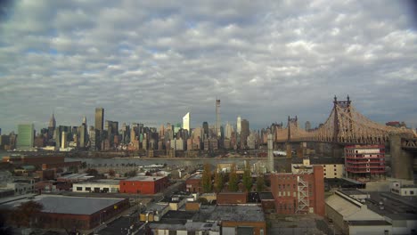 Eine-Schöne-Zeitrafferaufnahme-Von-Wolken,-Die-Sich-über-Die-Skyline-Von-New-York-Manhattan-Bewegen