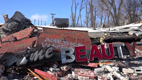 Las-Ruinas-De-Un-Salón-De-Belleza-Destruido-Tras-Los-Disturbios-En-Ferguson-Missouri-Hacen-Una-Declaración-Irónica-2