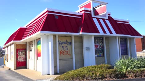 Graffiti-Nachrichten-Werden-Nach-Den-Unruhen-In-Ferguson-Missouri-Auf-Einem-Mit-Brettern-Vernagelten-KFC-Hinterlassen