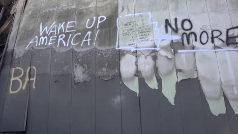 Graffiti-Nachrichten,-Die-Auf-Den-Ausgebrannten-Trümmern-Von-Ferguson-Missouri-Hinterlassen-Wurden,-Fordern-Amerika-Auf,-Aufzuwachen-1