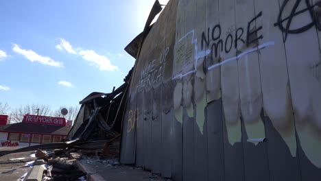 Graffiti-Nachrichten,-Die-Auf-Den-Ausgebrannten-Trümmern-Von-Ferguson-Missouri-Hinterlassen-Wurden,-Fordern-Amerika-Auf,-Aufzuwachen