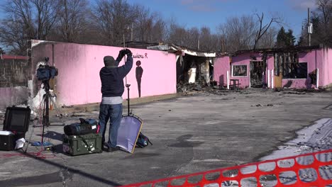 Film--Und-Medienteams-Zeigen-Die-Trümmer-Und-Ausgebrannten-Gebäude-Nach-Den-Unruhen-In-Ferguson-Missouri
