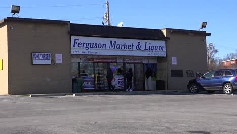 Der-Ferguson-Markt-Und-Der-Spirituosenladen-Sind-Ground-Zero-Für-Die-Unruhen,-Die-Die-Nachbarschaft-Zerstört-Haben-3