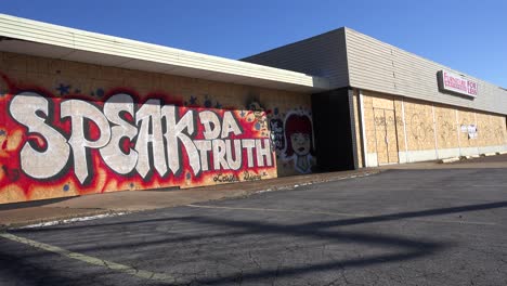 Graffiti-Auf-Einem-Mit-Brettern-Vernagelten-Und-Geplünderten-Markt-Fordert-Die-Menschen-Auf,-Die-Wahrheit-Zu-Sagen