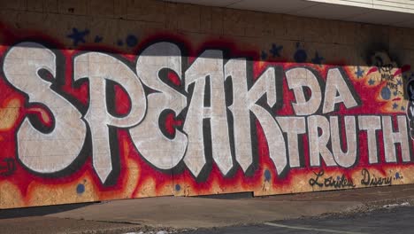Graffiti-Auf-Einem-Mit-Brettern-Vernagelten-Und-Geplünderten-Markt-Fordert-Die-Menschen-Auf,-Die-Wahrheit-Zu-Sagen-1