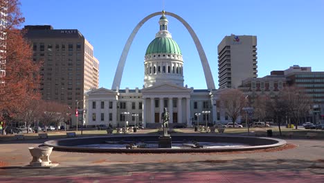 The-Gateway-Arch-towers-above-the-old-courthouse-in-downtown-St-Louis-Missouri-3