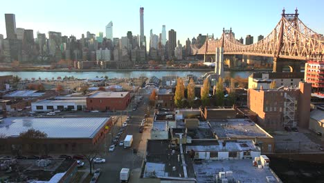 Schöne-Aufnahme-Der-Skyline-Von-Manhattan-New-York-Mit-Queensboro-Bridge-Und-Queens-Vordergrund