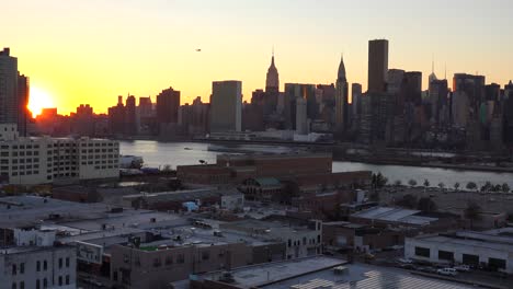Ein-Blick-In-Die-Abenddämmerung-über-Queens-Nach-Lower-Manhattan-In-New-York-City